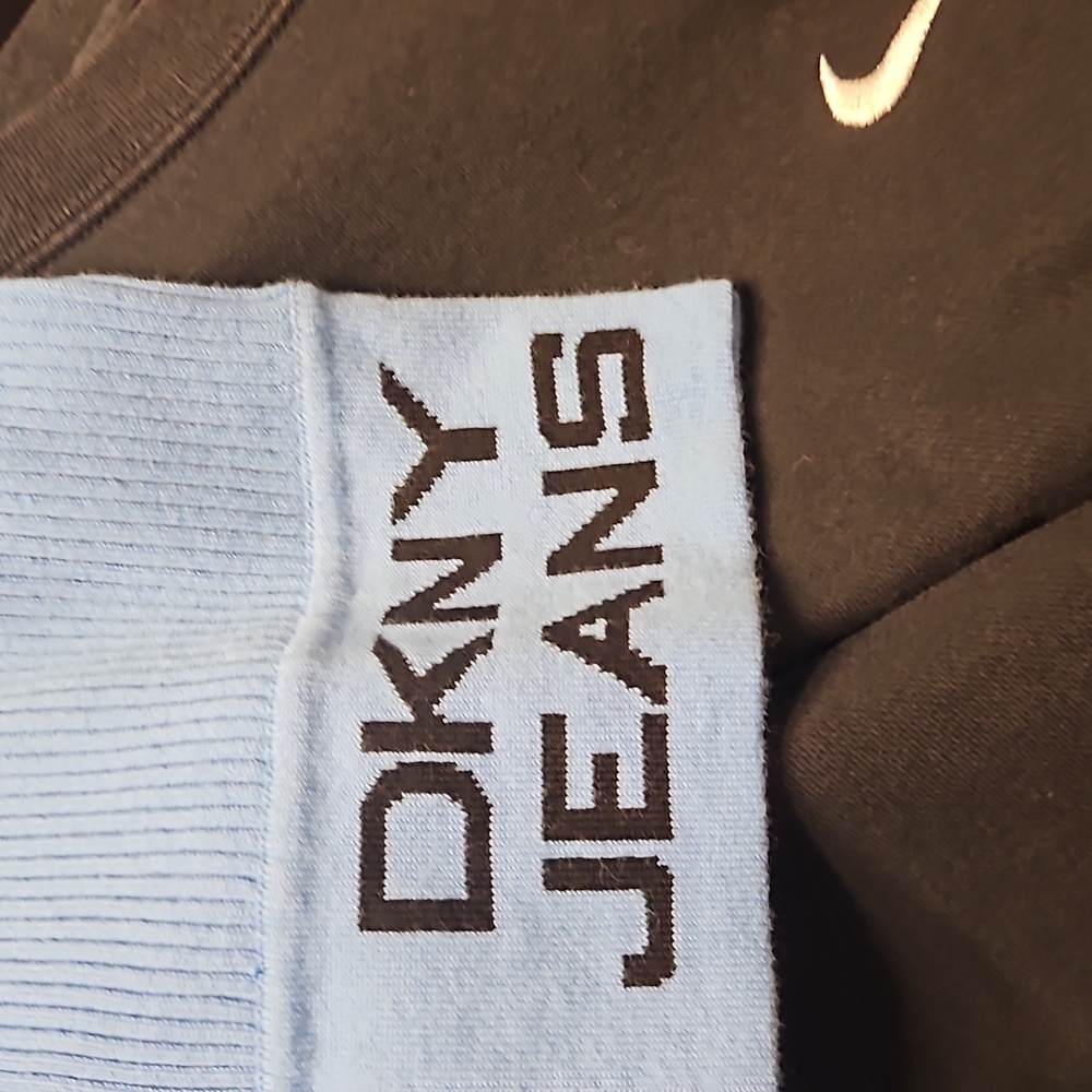 DKNY - Picture 5 of 5